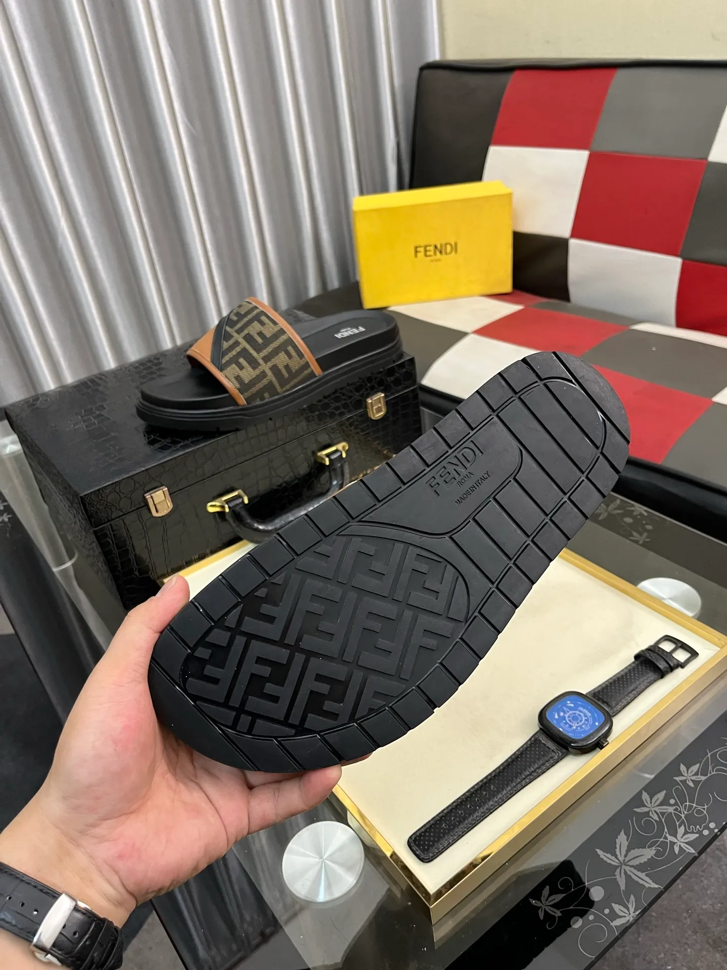 Men's men's shoes💰320⌚️⌚️FENDI Fendi slippers and sandals are shipped💄How can this summer be without the blessing of little monsters💄Original imported special hardware decorative pattern➕Original private model outsole! Details determine success or failure, good quality is not afraid of magnifying details! It feels super comfortable on your feet! This summer you need a pair of trendy, cool and comfortable sandals👣 Standard size: 38-443️⃣Colors available